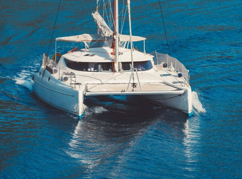 Бесконечная свобода на двух корпусах: Отправляйтесь в синеву с удовольствием от аренды катамарана