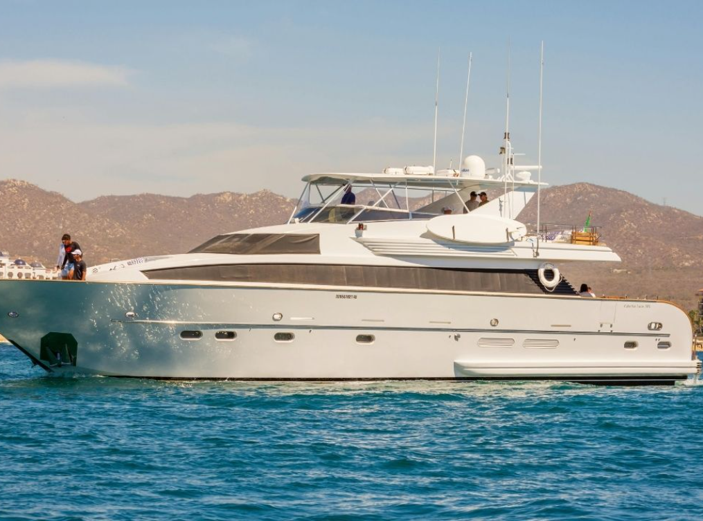 Аренда моторной яхты: Роскошь и комфорт в голубом круизе