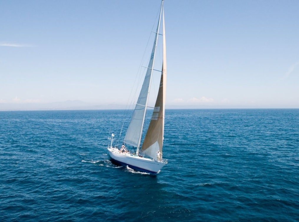 Танцуйте с ветром: Незабываемое наслаждение плаванием на яхте в Эгейском и Средиземном морях